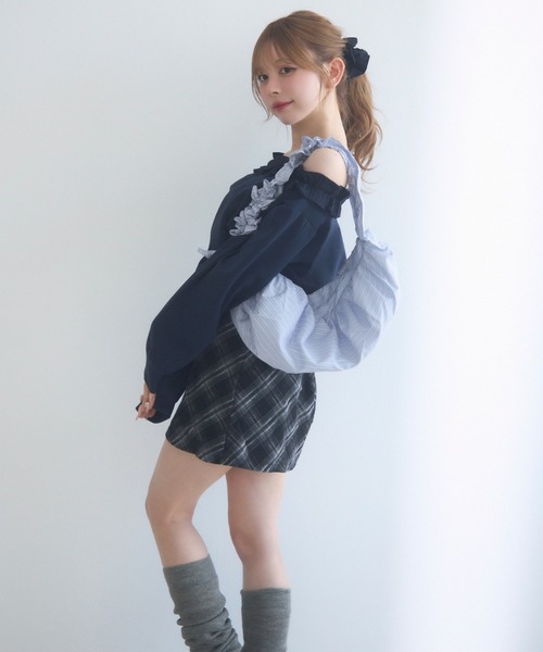 TITTY&CO.（ティティーアンドコー）の「オフショルフリルスウェットトップス（スウェット・レディース・ネイビー・FREE）」の14枚目の写真