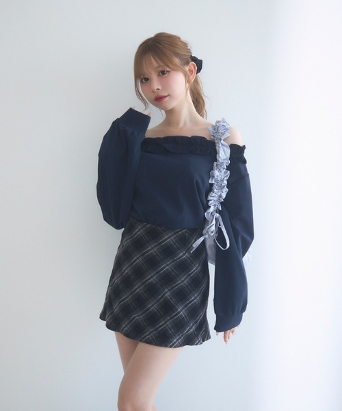 TITTY&CO.（ティティーアンドコー）の「オフショルフリルスウェットトップス（スウェット・レディース・ネイビー・FREE）」の7枚目の写真