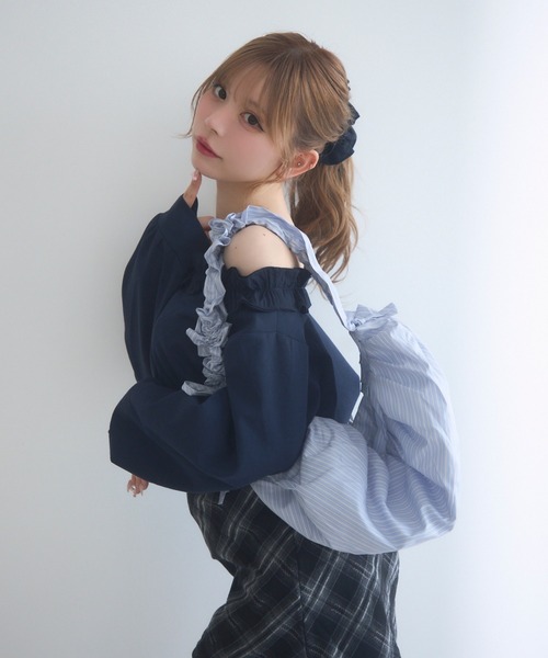 TITTY&CO.（ティティーアンドコー）の「オフショルフリルスウェットトップス（スウェット・レディース・ネイビー・FREE）」の3枚目の写真