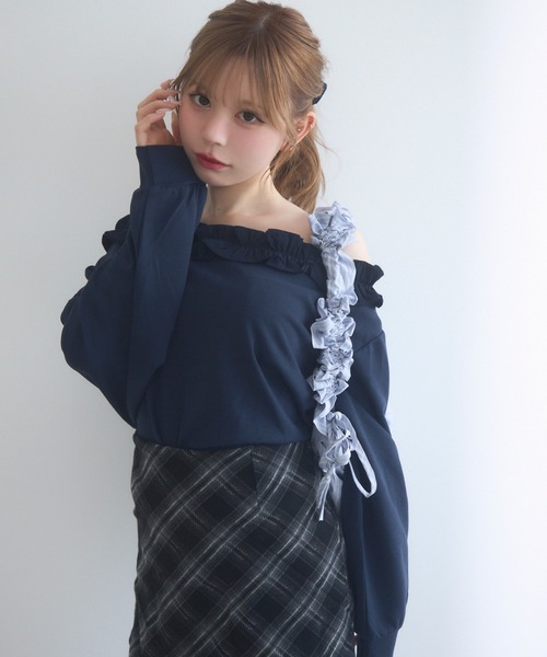 TITTY&CO.（ティティーアンドコー）の「オフショルフリルスウェットトップス（スウェット・レディース・ネイビー・FREE）」の2枚目の写真