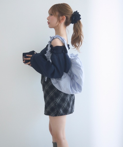 TITTY&CO.（ティティーアンドコー）の「オフショルフリルスウェットトップス（スウェット・レディース・ネイビー・FREE）」の13枚目の写真