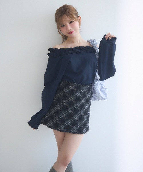 TITTY&CO.（ティティーアンドコー）の「オフショルフリルスウェットトップス（スウェット・レディース・ネイビー・FREE）」の6枚目の写真