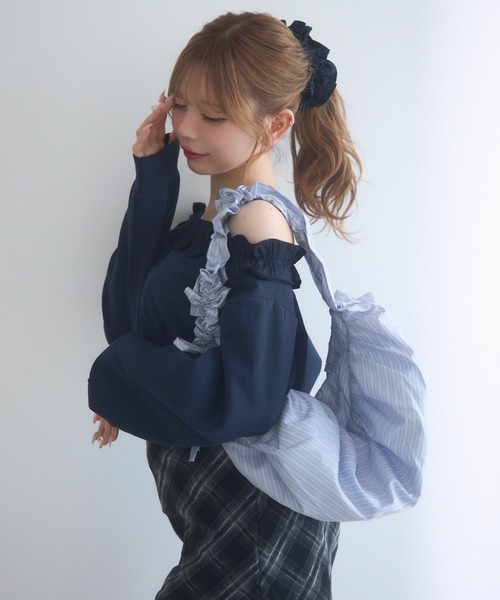 TITTY&CO.（ティティーアンドコー）の「オフショルフリルスウェットトップス（スウェット・レディース・ネイビー・FREE）」の4枚目の写真