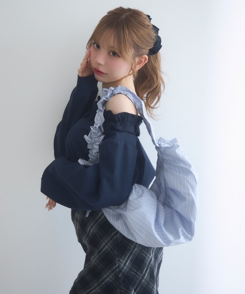 TITTY&CO.（ティティーアンドコー）の「オフショルフリルスウェットトップス（スウェット・レディース・ネイビー・FREE）」の5枚目の写真