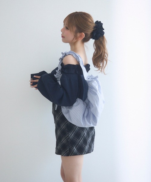 TITTY&CO.（ティティーアンドコー）の「オフショルフリルスウェットトップス（スウェット・レディース・ネイビー・FREE）」の11枚目の写真