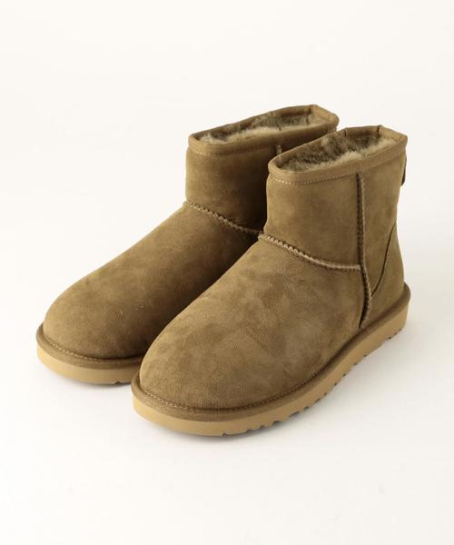 UGG Australia(アグオーストラリア)の「<UGG (アグ)> CLASSIC MINI ショートブーツ(ブーツ・レディース・モカ/ネイビー・7/8/6/5)」の1枚目の写真