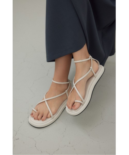 crie conforto(クリーコンフォルト)の「ナローストラップサンダル 靴(サンダル・レディース・ブラック/ホワイト・LL/LARGE/MEDIUM/SMALL)」の2枚目の写真