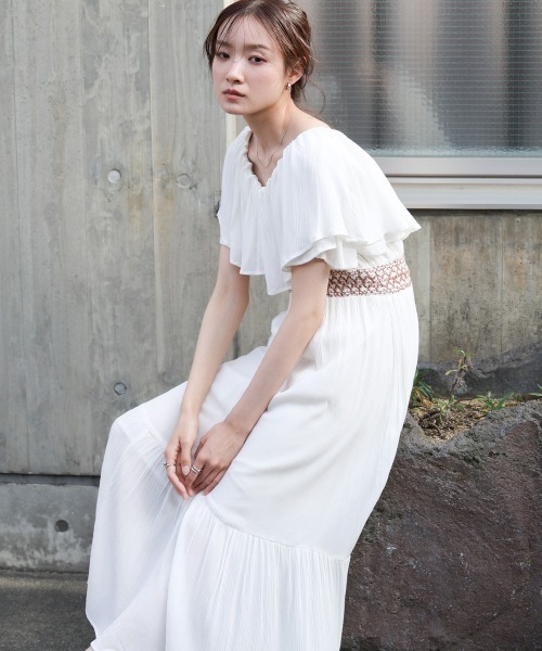 Bab(バブ)の「【選べるサイズ展開/2way】レーヨンクレープスモッキングワンピース(ワンピース・レディース・ブラック/アイボリー・M/S)」の3枚目の写真
