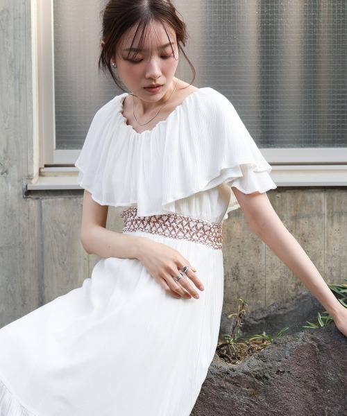 Bab(バブ)の「【選べるサイズ展開/2way】レーヨンクレープスモッキングワンピース(ワンピース・レディース・ブラック/アイボリー・M/S)」の6枚目の写真