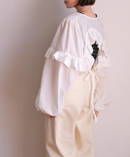 AKTE(アクテ)の「バックオープンフリルボレロ(シャツ/ブラウス・レディース・ブラック/ホワイト・FREE)」の3枚目の写真