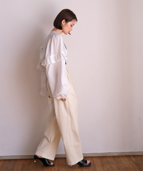 AKTE(アクテ)の「バックオープンフリルボレロ(シャツ/ブラウス・レディース・ブラック/ホワイト・FREE)」の5枚目の写真