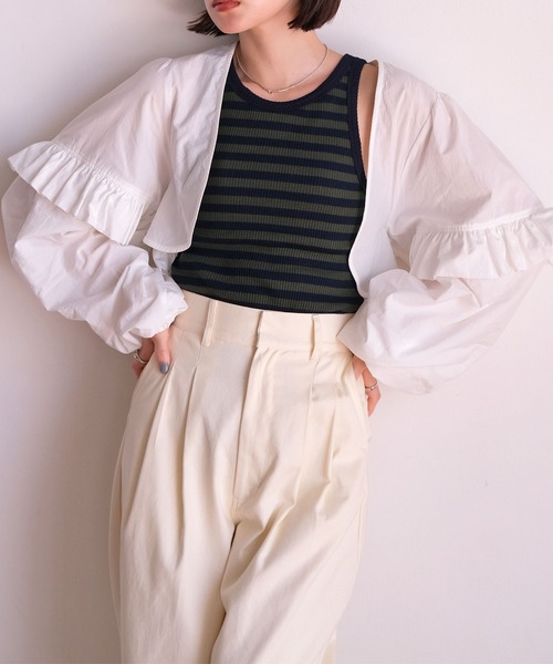 AKTE(アクテ)の「バックオープンフリルボレロ(シャツ/ブラウス・レディース・ブラック/ホワイト・FREE)」の7枚目の写真