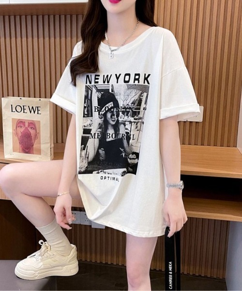 LETee（レティー）の「こなれ感抜群のフォトプリント！ゆるシルエットで着映えする大人カジュアルTシャツ（Tシャツ/カットソー・レディース・ブラック/ホワイト/ベージュ・FREE）」の2枚目の写真