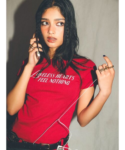 EVRIS（エヴリス）の「タイトグラフィックTシャツ（Tシャツ/カットソー・レディース・ホワイト/レッド/ブラック・FREE）」の4枚目の写真