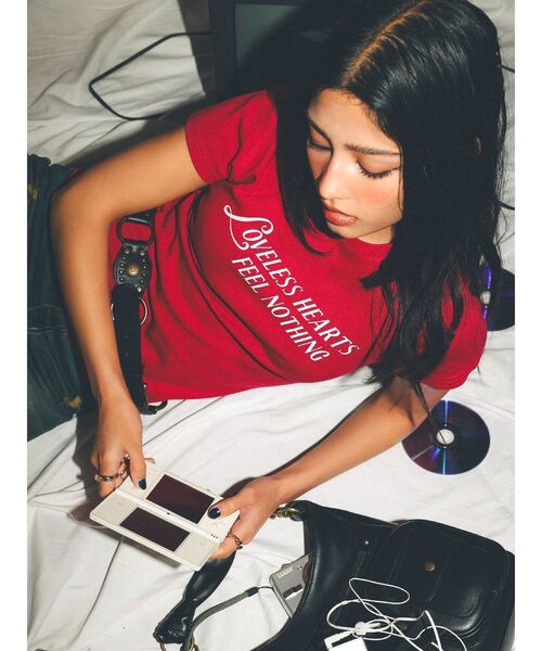 EVRIS（エヴリス）の「タイトグラフィックTシャツ（Tシャツ/カットソー・レディース・ホワイト/レッド/ブラック・FREE）」の5枚目の写真