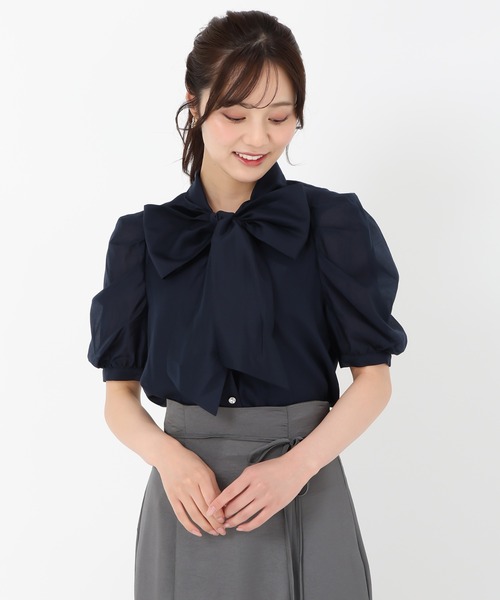 31 Sons de mode(トランテアン ソン ドゥ モード)の「ビジュー釦シアーボウタイブラウス(シャツ/ブラウス・レディース・ネイビー/オフホワイト/ピンク・フリ-)」の8枚目の写真