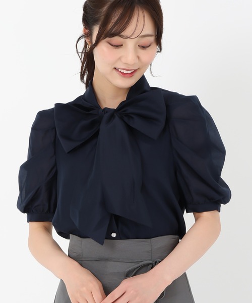31 Sons de mode(トランテアン ソン ドゥ モード)の「ビジュー釦シアーボウタイブラウス(シャツ/ブラウス・レディース・ネイビー/オフホワイト/ピンク・フリ-)」の9枚目の写真