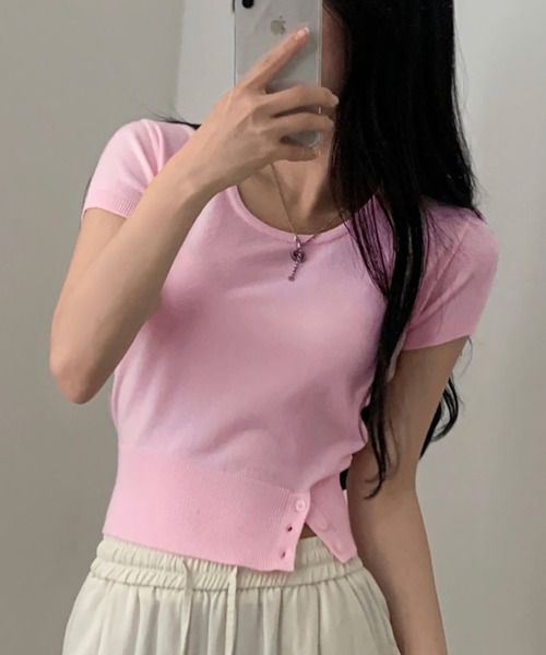 Girly Doll(ガーリードール)の「サイド裾ボタンクルーネック半袖ニット(ニット/セーター・レディース・ホワイト系その他/アイボリー/ブルー系その他/ブルー/ピンク/グリーン・FREE)」の1枚目の写真