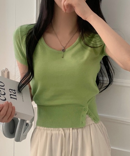 Girly Doll(ガーリードール)の「サイド裾ボタンクルーネック半袖ニット(ニット/セーター・レディース・ホワイト系その他/アイボリー/ブルー系その他/ブルー/ピンク/グリーン・FREE)」の4枚目の写真