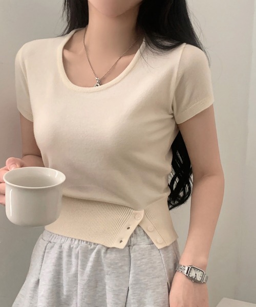 Girly Doll(ガーリードール)の「サイド裾ボタンクルーネック半袖ニット(ニット/セーター・レディース・ホワイト系その他/アイボリー/ブルー系その他/ブルー/ピンク/グリーン・FREE)」の2枚目の写真