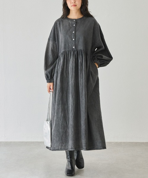 ライトデニムのワンピース INTERPLANET ワンピース ライトデニムパール釦付ワンピース