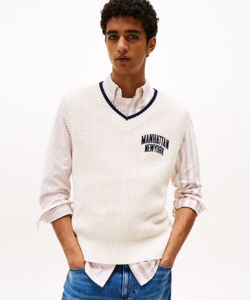 tommy jeans(トミー ジーンズ)の「レギュラーワッフルニットベスト(ニット/セーター・メンズ・ホワイト・X-LARGE/SMALL/MEDIUM/LARGE)」の1枚目の写真