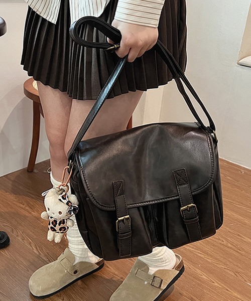 Lace Ladies(レースレディース)の「レザー調 多ポケット スクエア フラップ ショルダーバッグ(ショルダーバッグ・レディース・ブラック/ダークブラウン/ブラウン・FREE)」の2枚目の写真