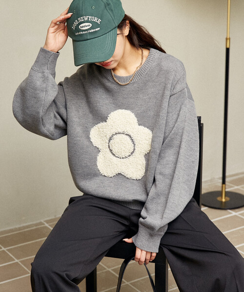 PUBLUX（パブリュクス）の「MARY QUANT × PUBLUX/マリークワント 相良 フラワーモチーフ アート ジャガードニット　限定展開（ニット/セーター・レディース・ブラック/オフホワイト/グレー/ブラウン/レッド/ネイビー/ベージュ・ﾌﾘ-）」の4枚目の写真