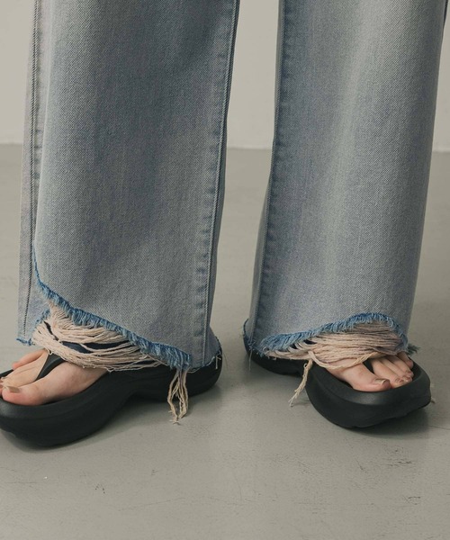 SENSE OF PLACE by URBAN RESEARCH（センスオブプレイスバイアーバンリサーチ）の「ダメージストレートデニム（デニムパンツ・レディース・ライトインディゴブルー/ブラウン・MEDIUM/SMALL）」の5枚目の写真