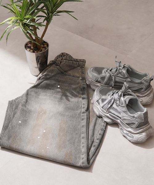 1111clothing（ワンフォークロージング）の「ペインティング バレルレッグ ジーンズ / Painting Barrel Leg Jeans（デニムパンツ・メンズ・グレー・L/M/S/XL）」の2枚目の写真