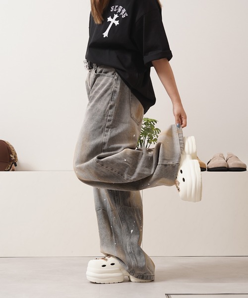 1111clothing（ワンフォークロージング）の「ペインティング バレルレッグ ジーンズ / Painting Barrel Leg Jeans（デニムパンツ・メンズ・グレー・L/M/S/XL）」の4枚目の写真