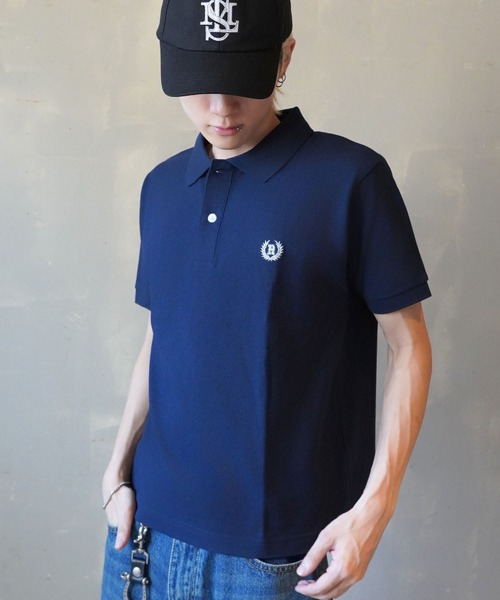 SPINNS（スピンズ）の「短丈ポロシャツ/エンブレム風ワンポイントロゴ/ショート丈（ポロシャツ・メンズ・ブラック/グレー/ネイビー/ホワイト/ブラック×ホワイト/ネイビー×ホワイト・ONESIZE）」の5枚目の写真