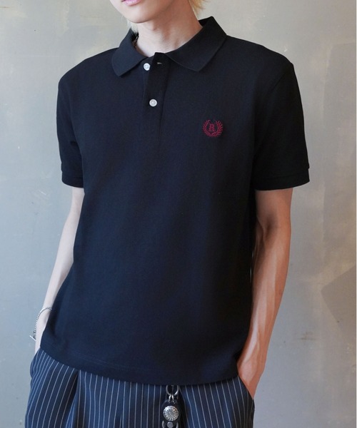 SPINNS（スピンズ）の「短丈ポロシャツ/エンブレム風ワンポイントロゴ/ショート丈（ポロシャツ・メンズ・ブラック/グレー/ネイビー/ホワイト/ブラック×ホワイト/ネイビー×ホワイト・ONESIZE）」の2枚目の写真