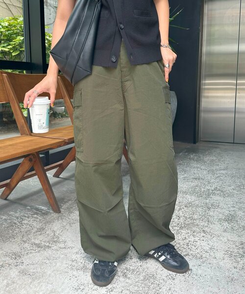 DISCOAT（ディスコート）の「【ユニセックス】ナイロンコットンパラシュートパンツ（その他パンツ・レディース・ブラウン/カーキ・MEDIUM/LARGE）」の2枚目の写真