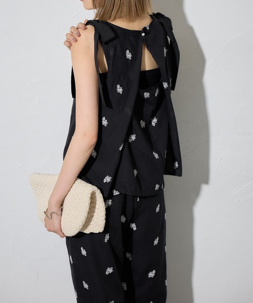 each（イーチ）の「フラワーエンブロイダリーショルダーリボンノースリブラウス【セットアップ対応】（シャツ/ブラウス・レディース・ブラック/グレー・FREE）」の7枚目の写真