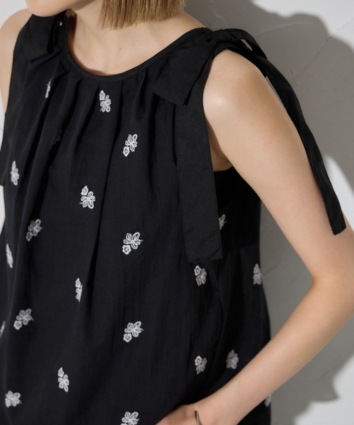 each（イーチ）の「フラワーエンブロイダリーショルダーリボンノースリブラウス【セットアップ対応】（シャツ/ブラウス・レディース・ブラック/グレー・FREE）」の4枚目の写真