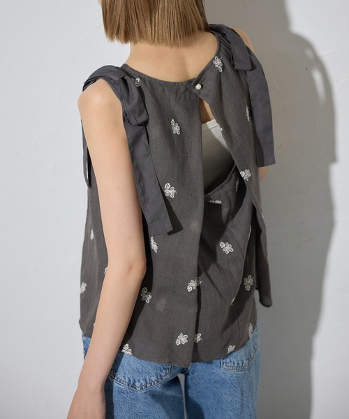 each（イーチ）の「フラワーエンブロイダリーショルダーリボンノースリブラウス【セットアップ対応】（シャツ/ブラウス・レディース・ブラック/グレー・FREE）」の14枚目の写真