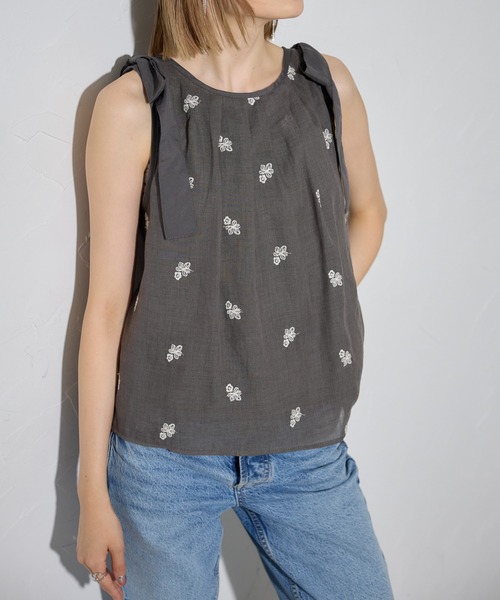 each（イーチ）の「フラワーエンブロイダリーショルダーリボンノースリブラウス【セットアップ対応】（シャツ/ブラウス・レディース・ブラック/グレー・FREE）」の12枚目の写真