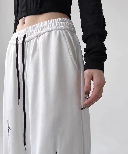 lilful(リルフル)の「クロスプリントモノトーンルーズスウェットパンツ(スウェットパンツ・レディース・ホワイト/ブラック・M/S)」の5枚目の写真