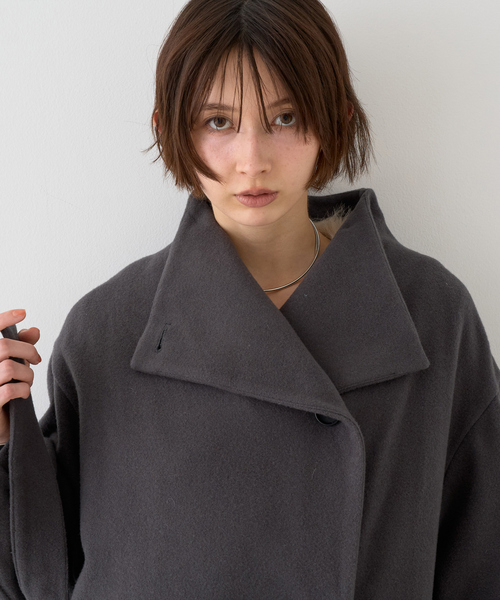 EMMA ROUGE VIF(エマルージュヴィフ)の「【一部店舗限定】ショートビーバーニュアンスカラーコート(その他アウター・レディース・オフホワイト/チャコールグレー・フリー)」の13枚目の写真