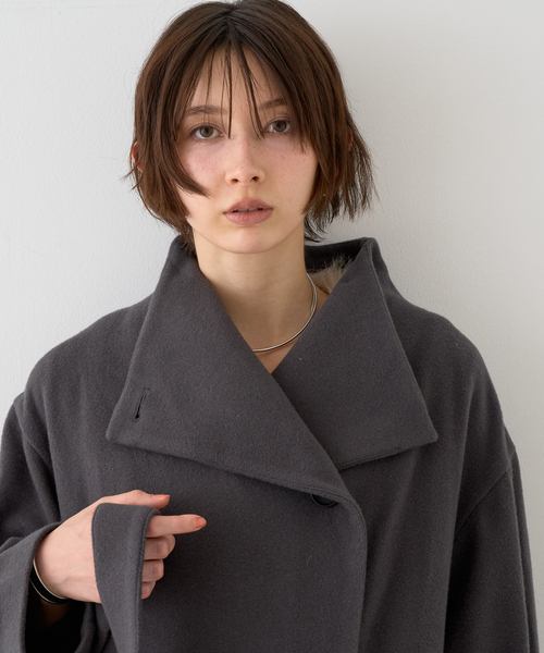EMMA ROUGE VIF(エマルージュヴィフ)の「【一部店舗限定】ショートビーバーニュアンスカラーコート(その他アウター・レディース・オフホワイト/チャコールグレー・フリー)」の14枚目の写真