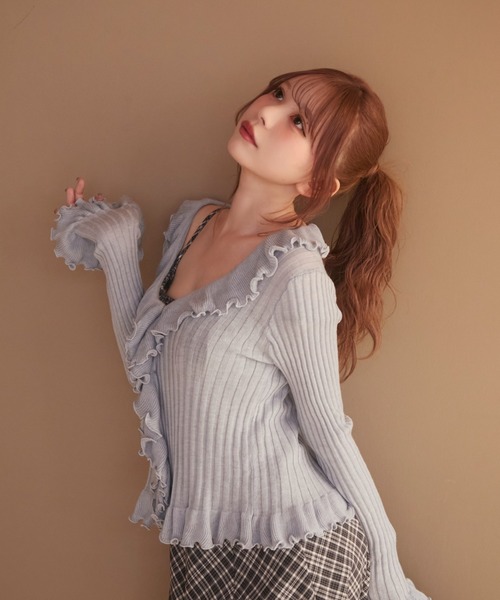 TITTY&CO.（ティティーアンドコー）の「フリルリブニット（カーディガン/ボレロ・レディース・アイボリー/ブルー/ブラック/グレー・FREE）」の4枚目の写真