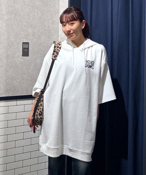 RODEO CROWNS WIDE BOWL(ロデオクラウンズワイドボウル)の「Right shoulder LOGOパーカーワンピース(ワンピース・レディース・ブラック/カーキ/オフホワイト・FREE)」の1枚目の写真