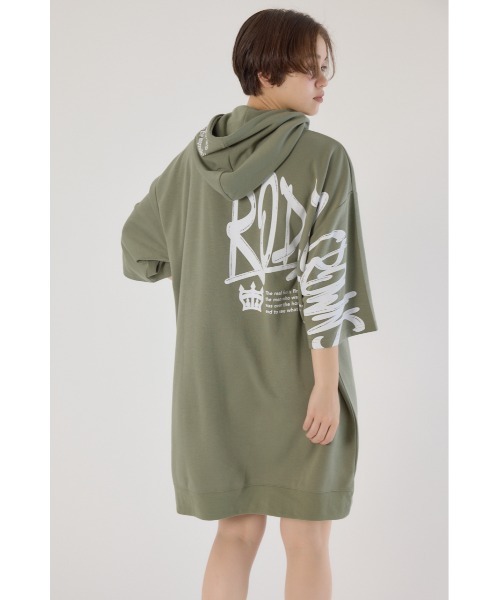 RODEO CROWNS WIDE BOWL(ロデオクラウンズワイドボウル)の「Right shoulder LOGOパーカーワンピース(ワンピース・レディース・ブラック/カーキ/オフホワイト・FREE)」の3枚目の写真