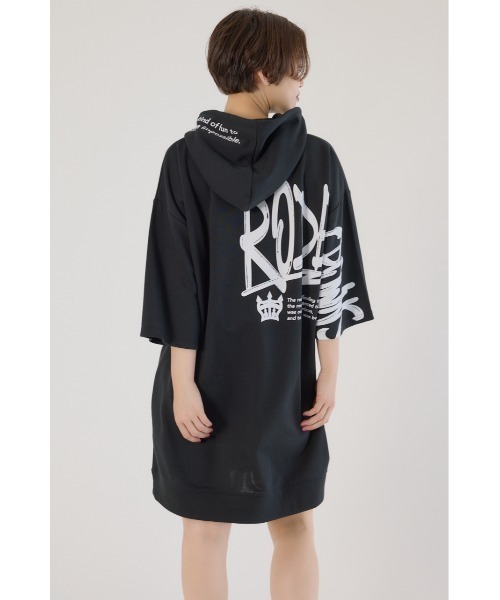 RODEO CROWNS WIDE BOWL(ロデオクラウンズワイドボウル)の「Right shoulder LOGOパーカーワンピース(ワンピース・レディース・ブラック/カーキ/オフホワイト・FREE)」の2枚目の写真