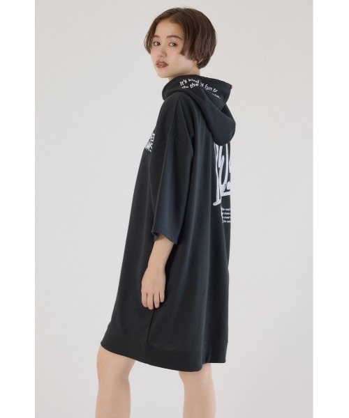 RODEO CROWNS WIDE BOWL(ロデオクラウンズワイドボウル)の「Right shoulder LOGOパーカーワンピース(ワンピース・レディース・ブラック/カーキ/オフホワイト・FREE)」の6枚目の写真