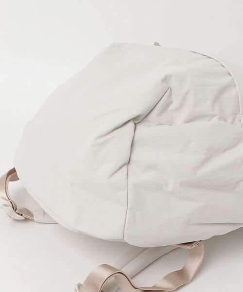 GREGORY(グレゴリー)の「スージーバックパックM SUSZY BACKPACK M アッシュベージュ(バックパック/リュック・レディース・ベージュ系その他・ONE SIZE)」の3枚目の写真