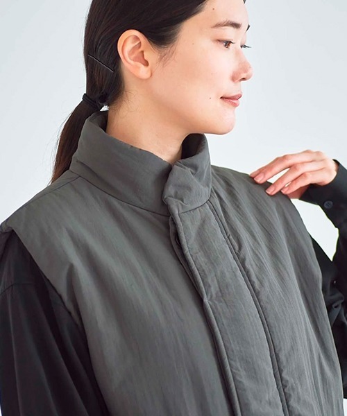 ata(アタ)の「ata vest 1. / 中綿ベスト(ベスト・レディース・チャコール/ベージュ・MEDIUM)」の4枚目の写真