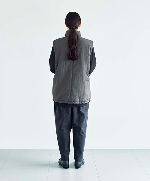 ata(アタ)の「ata vest 1. / 中綿ベスト(ベスト・レディース・チャコール/ベージュ・MEDIUM)」の5枚目の写真