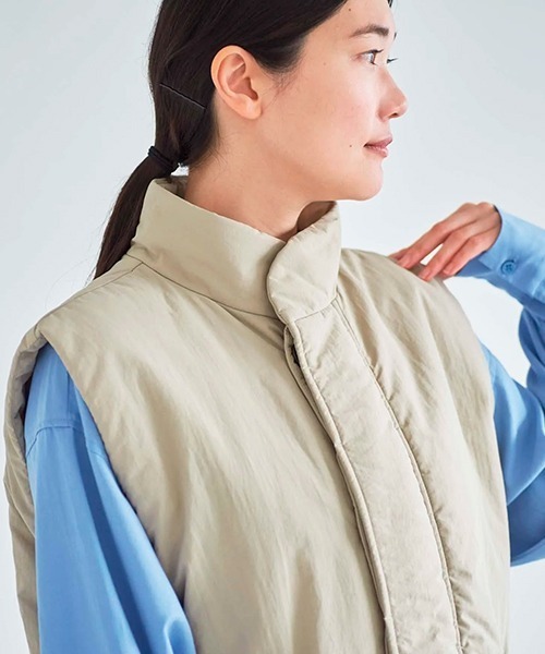 ata(アタ)の「ata vest 1. / 中綿ベスト(ベスト・レディース・チャコール/ベージュ・MEDIUM)」の20枚目の写真